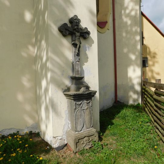 Kříž u kostela v Bochově