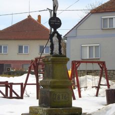 Kříž na návsi v Hroznatíně