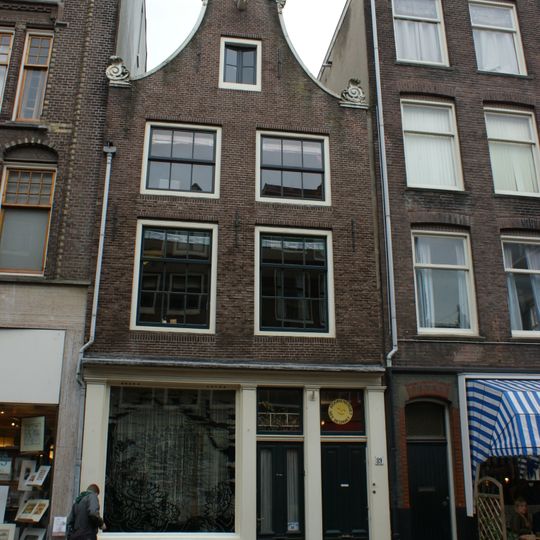 Pand met ingezwenkte halsgevel