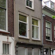 Pand met gepleisterde tuitgevel