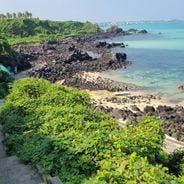 Explorando la isla de Jeju a través de sus conos volcánicos, playas y el patrimonio de sus pueblos
