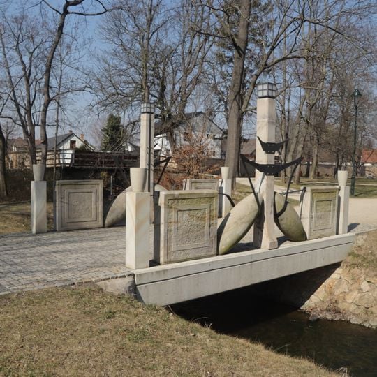 Lávka přes severní rameno Rokytky v zámeckém parku Dolní Počernice na přístupové cestě od návsi