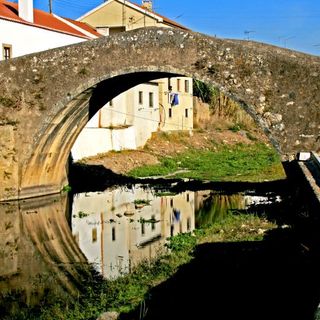 Ponte antiga em Cheleiros
