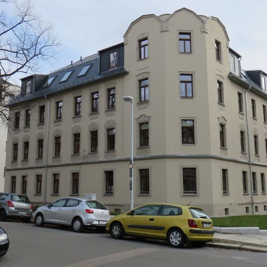 Mietshaus in Ecklage mit Laden und Vorgarten Terrassenstraße 18