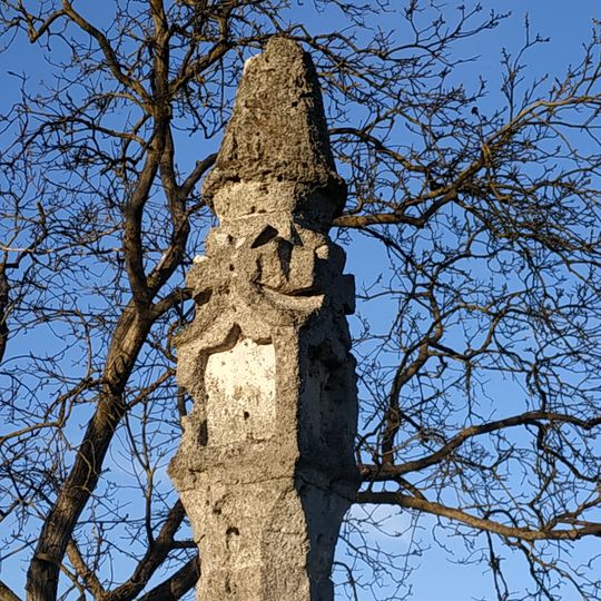 Boží muka východně od kostela svatých Jakuba a Filipa ve Chvojenu
