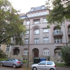 Mietshaus in geschlossener Bebauung mit Vorgarten (gleiche Gestaltung wie Nr. 85) Barbarossastraße 83