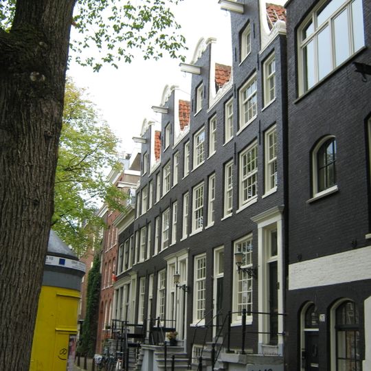 Pand met halsgevel met geruite vleugelstukken en alliantiewapen in de afdekking