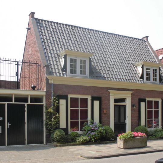 Pand zonder verdieping pand waarvan de 2 beuken evenwijdig lopen met de straat