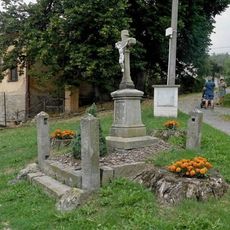 Kříž na návsi Pavlova