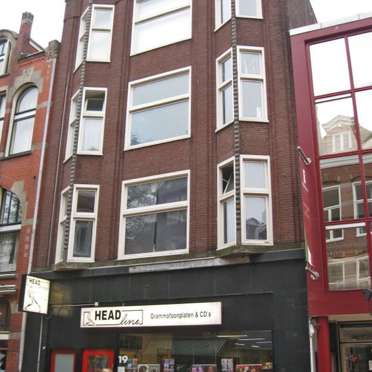 Kantoorgebouw in verstrakte Amsterdamse School-stijl