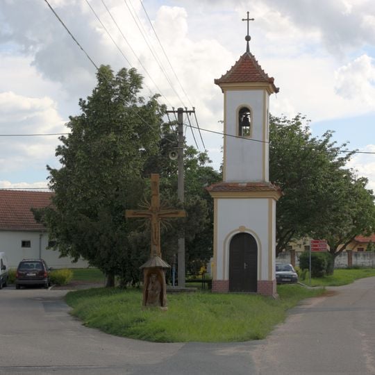 Zvonice svatého Stanislava na návsi v Loučce