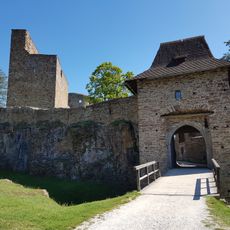 Most ke vstupní bráně hradu Velhartice