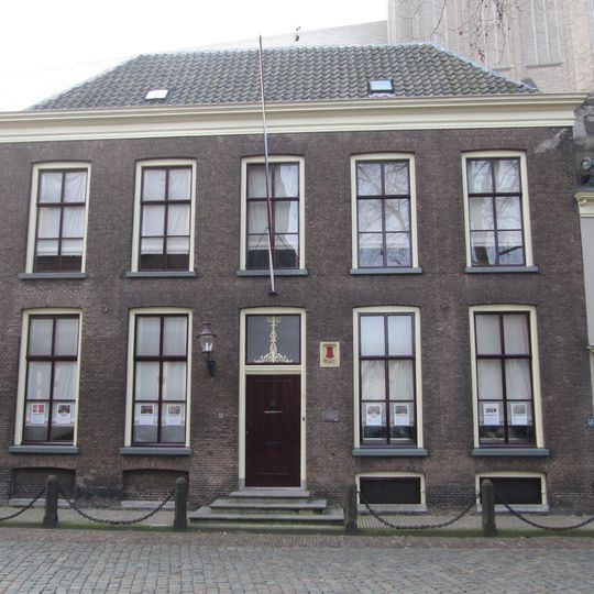 Pand onder dwars schilddak