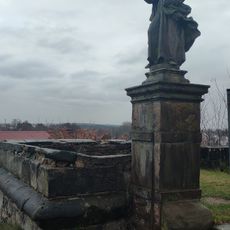 Socha svatého Petra u brány ke kostelu sv. Petra a Pavla v Mimoni