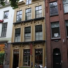 Herenhuis met decoratief gepleisterde gevel