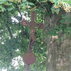 Kříž západně od Stranné u hlavní silnice