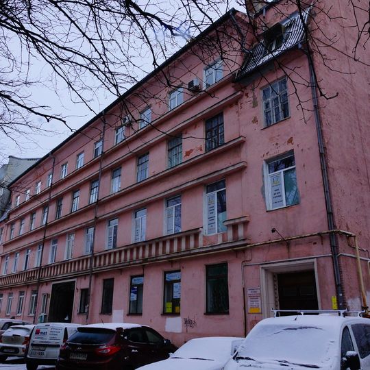 Здание переговорного пункта «Прегель» с барельефами «Связь людей посредством телефона»