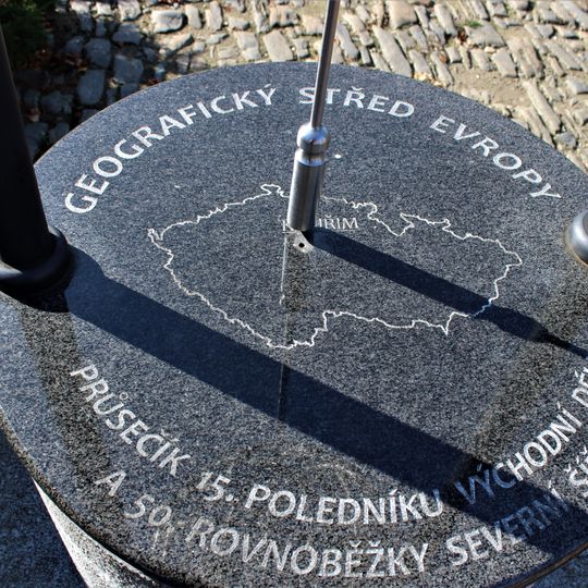 Pomník středu Evropy na Mírovém náměstí v Kouřimi