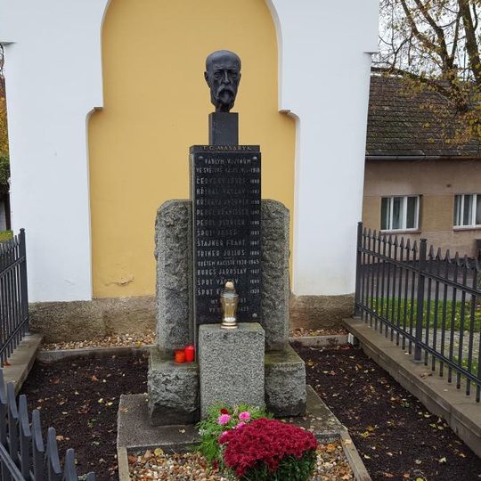 Pomník padlým u kaple v Točníku