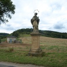 Socha svatého Jana Nepomuckého jižně od Lomnice