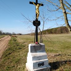 Kříž severně od vsi