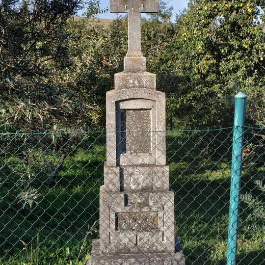 Kříž v Pocinovicích v zahradě čp. 36