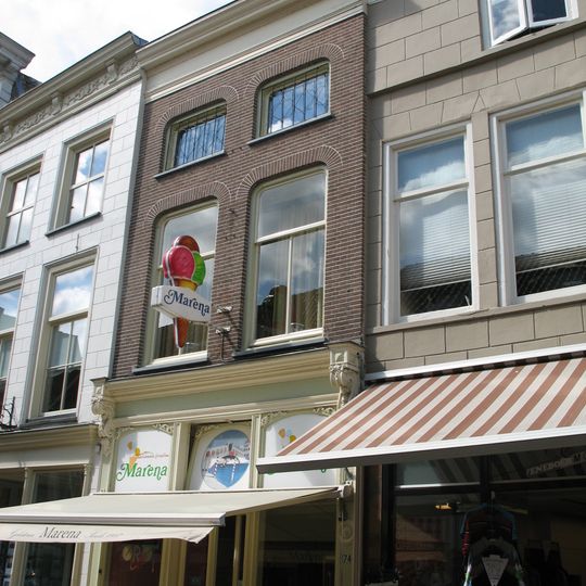 Pand met eenvoudige lijstgevel en winkelpui