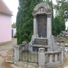 Pomník padlým v 1. a 2. světové válce na hřbitově v Roudnici nad Labem