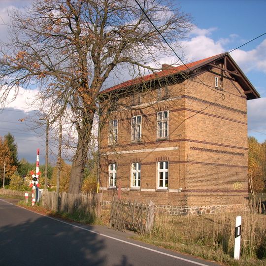 Schrankenwärterhaus und Nebengebäude Flugplatzstraße 54