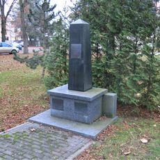 Pomník padlému rudoarmějci na návsi v Luštěnicích