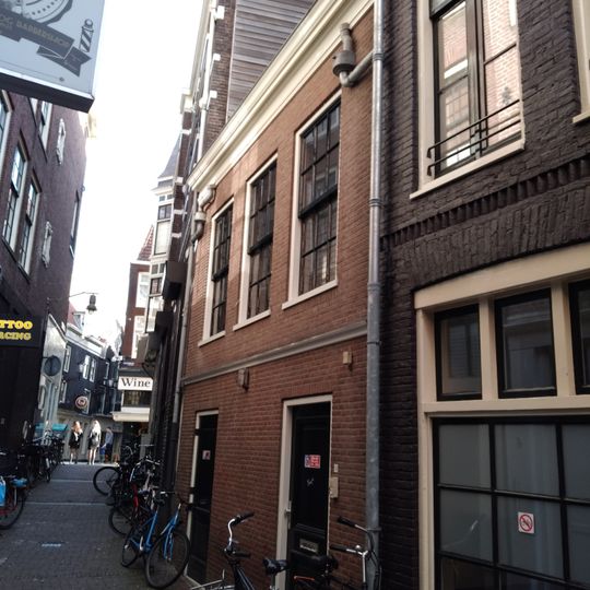 Pand met gevel onder cirkelvormig verhoogde lijst