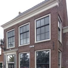 Pand met gevel met getande kroonlijst