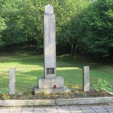 Pomník obětem 2.světové války v parku v Rybniční ulici v Hrobu