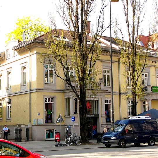 Villenartiges Doppelhaus