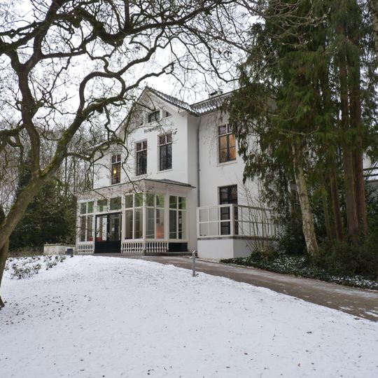 Villa "Rozenheuvel" met tuin en bomen