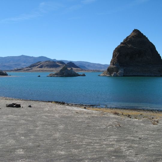 Lago Pyramid
