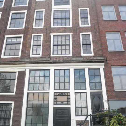 Onderdeel van het grote hoekpand Prins Hendrikkade 155-156-Kalkmarkt 1-2, met schilddak en pilastergevel