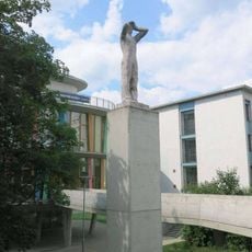 Socha Návrat za knihovnou v ulici Karla Čapka v Děčíně