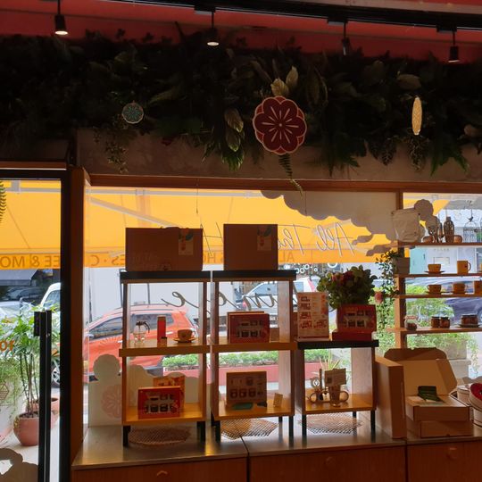 Honey Cafe by Jungle House