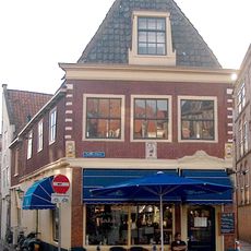 Klein pand waarvan de top van de gevel verloren is gegaan. Gevelsteen met daarop de naam van het pand: ''In d'Yserman''