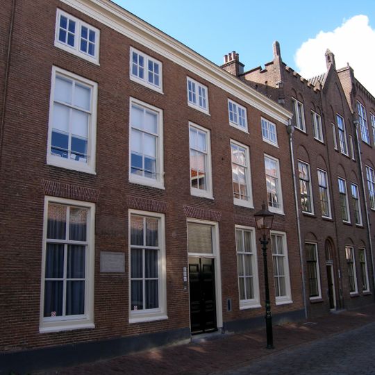 Twee gelijke huizen met kroonlijst