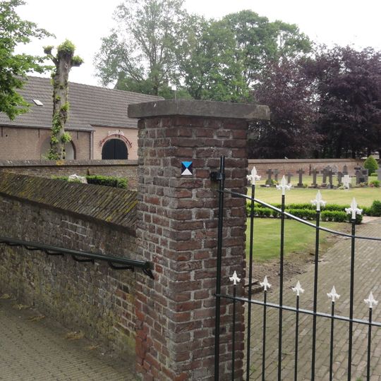 Sint-Willibrorduskerk: bakstenen kerkhofmuur