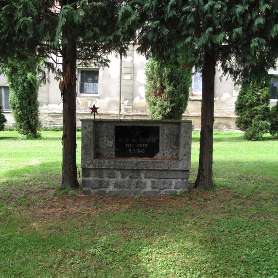 Pomník osvobození na návsi v Černivi