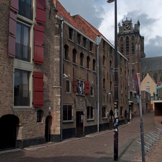 Pakhuis met schilddak, ongeveer loodrecht op de straat