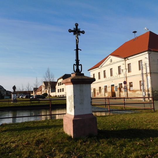 Kříž na návsi v Domašíně