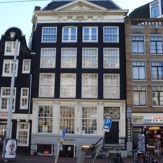 Pand met vierraamsgevel onder gesneden lijst met fronton, met gesneden pui en deurpartij