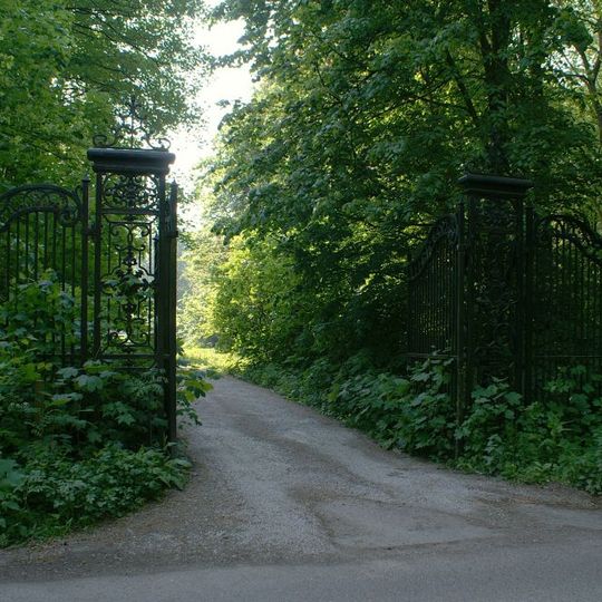 Beverweert: smeedijzeren hek met opschrift