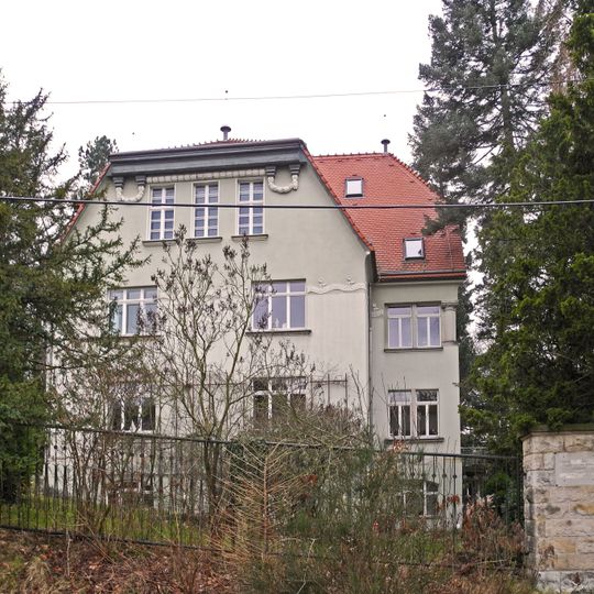 Einzeldenkmale der Sachgesamtheit Chemnitzer Heim: Villa, Nebengebäude und im Garten sog. Märchenhöhle und Postament Am Chemnitzer Heim 2; 2a