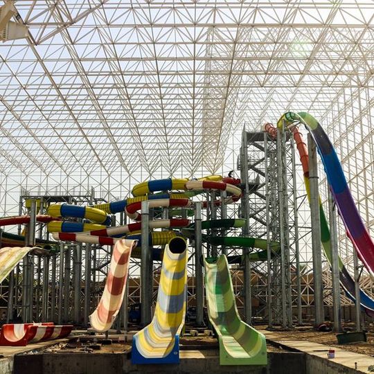 مدينة العاب بغداد المائية المغلقة