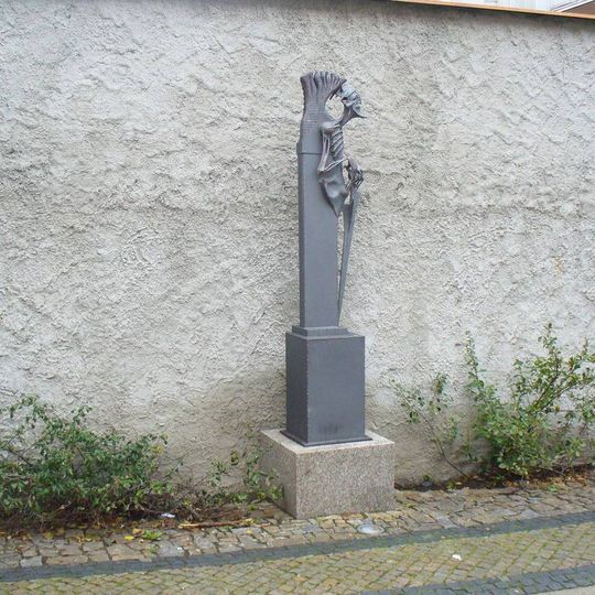 Kovová plastika v ulici 5. května v Mělníku